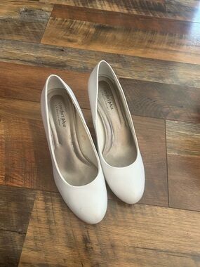 Predictions comfort plus White Women's Round-Toe Dress Pumps